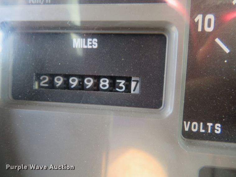 image for item DH1110 2001 International 4900  flatbed truck