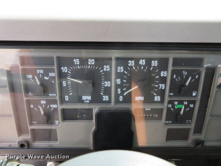 image for item DH1110 2001 International 4900  flatbed truck