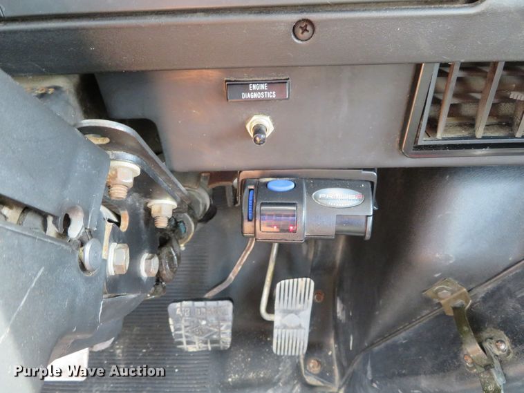 image for item DH1110 2001 International 4900  flatbed truck