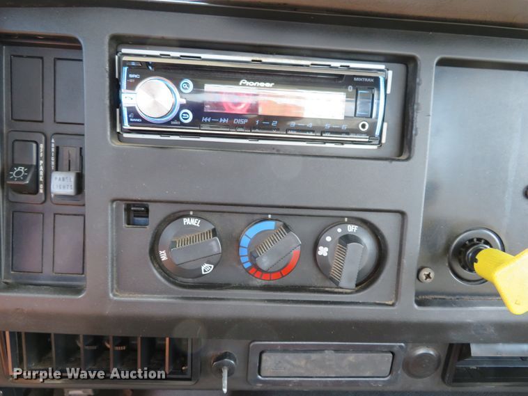 image for item DH1110 2001 International 4900  flatbed truck