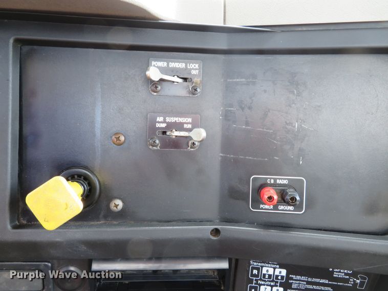 image for item DH1110 2001 International 4900  flatbed truck