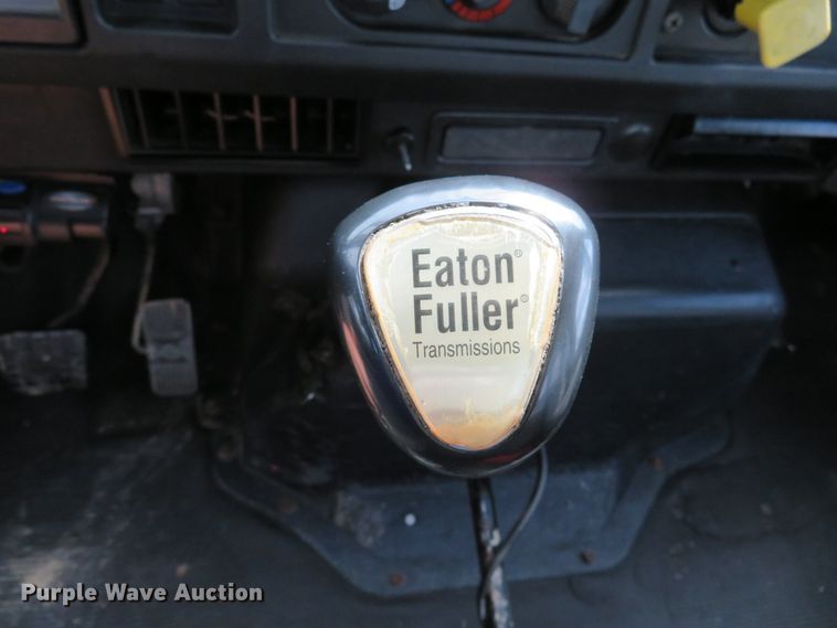 image for item DH1110 2001 International 4900  flatbed truck