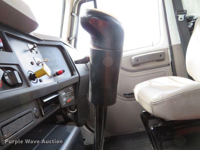 image for item DH1110 2001 International 4900  flatbed truck