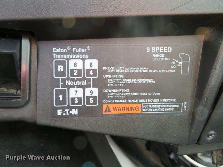 image for item DH1110 2001 International 4900  flatbed truck