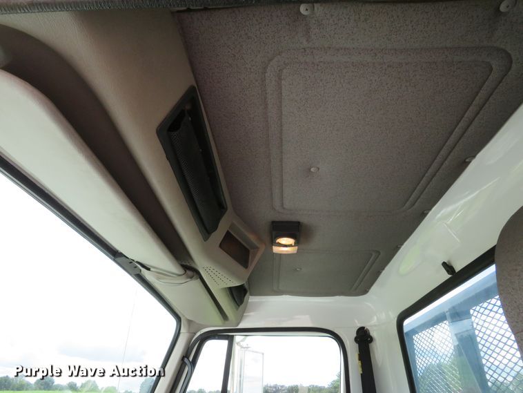 image for item DH1110 2001 International 4900  flatbed truck