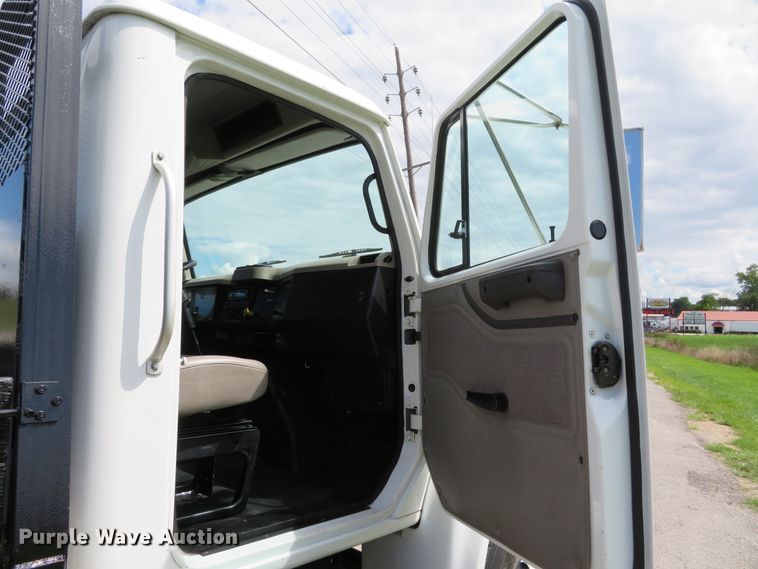 image for item DH1110 2001 International 4900  flatbed truck