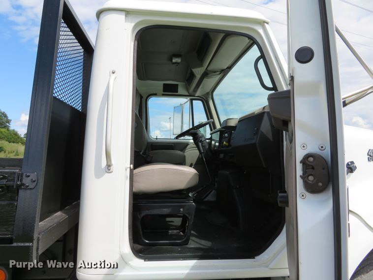 image for item DH1110 2001 International 4900  flatbed truck