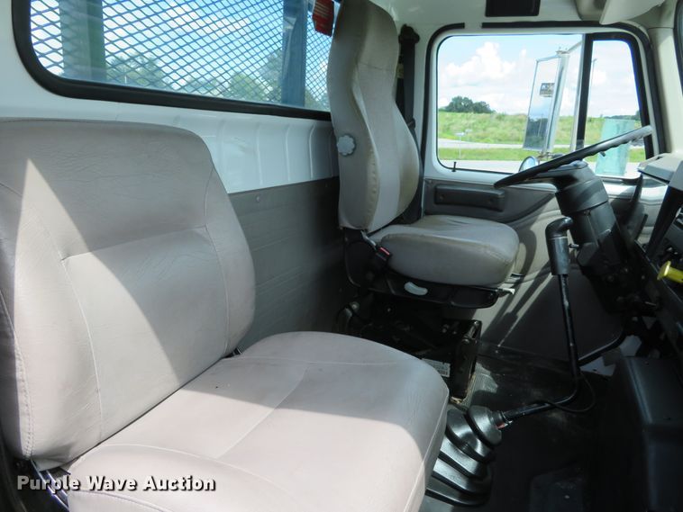 image for item DH1110 2001 International 4900  flatbed truck