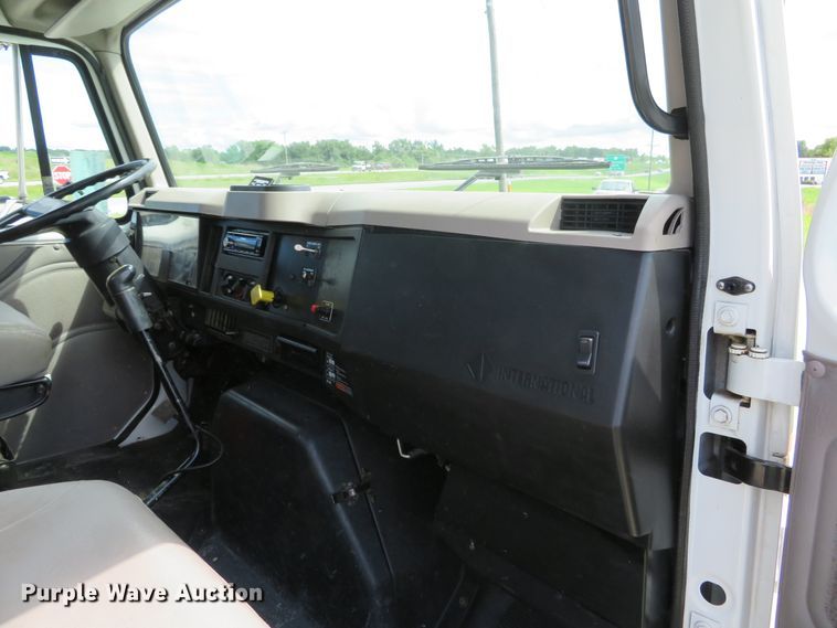 image for item DH1110 2001 International 4900  flatbed truck