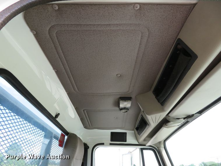 image for item DH1110 2001 International 4900  flatbed truck