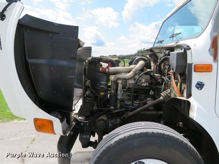 image for item DH1110 2001 International 4900  flatbed truck