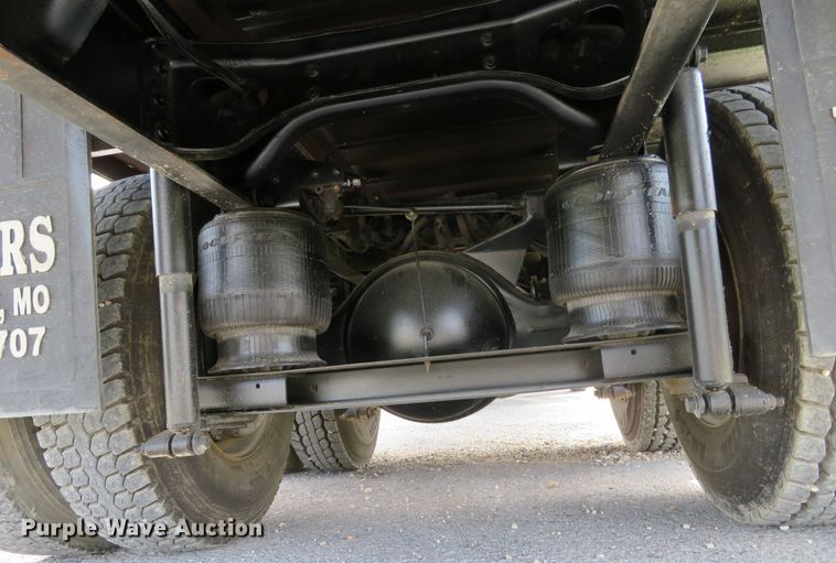 image for item DH1110 2001 International 4900  flatbed truck