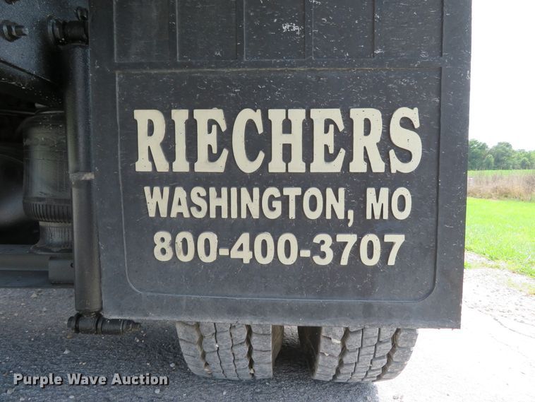 image for item DH1110 2001 International 4900  flatbed truck