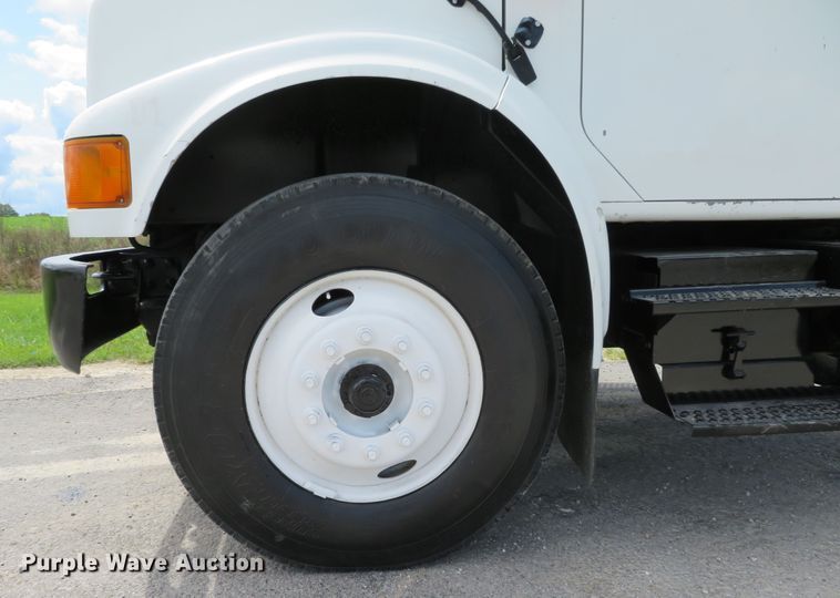 image for item DH1110 2001 International 4900  flatbed truck