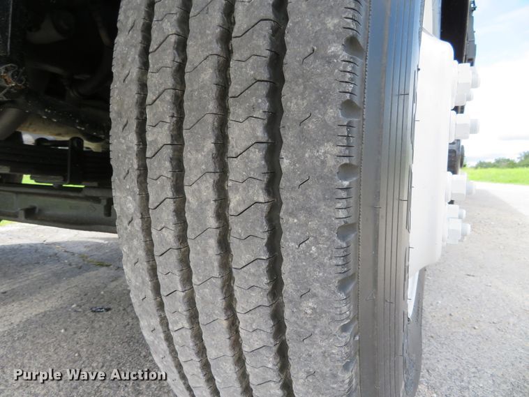 image for item DH1110 2001 International 4900  flatbed truck