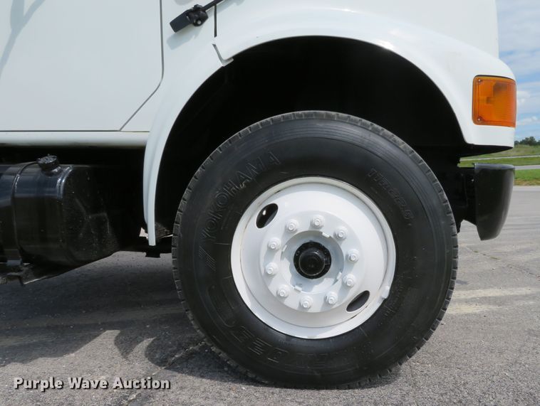 image for item DH1110 2001 International 4900  flatbed truck