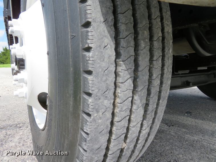 image for item DH1110 2001 International 4900  flatbed truck