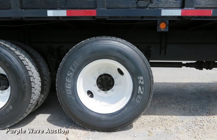 image for item DH1110 2001 International 4900  flatbed truck