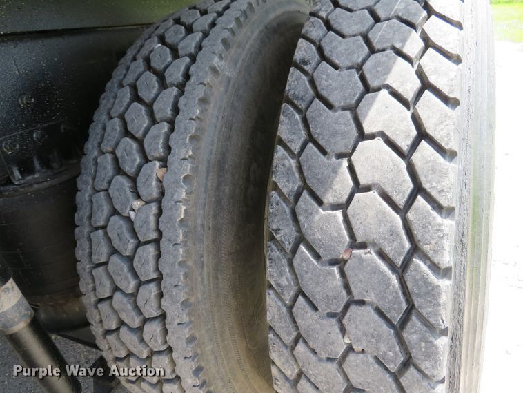 image for item DH1110 2001 International 4900  flatbed truck