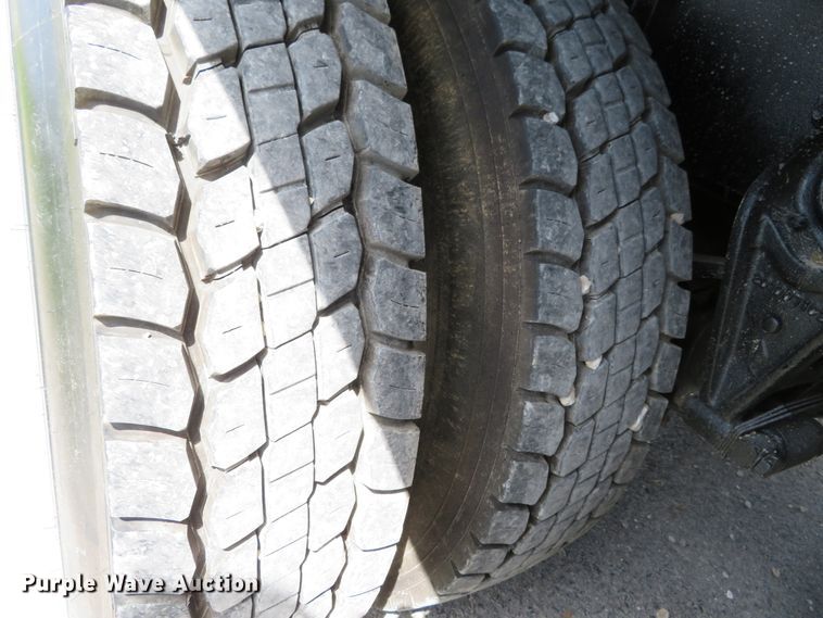 image for item DH1110 2001 International 4900  flatbed truck