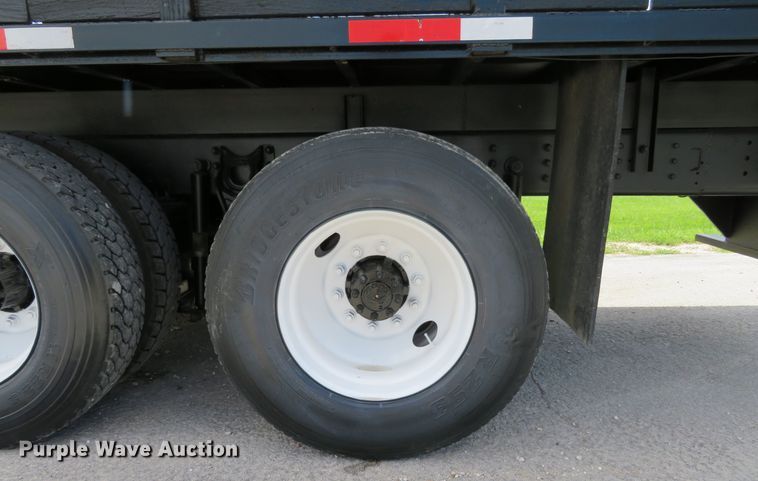 image for item DH1110 2001 International 4900  flatbed truck