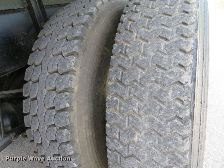 image for item DH1110 2001 International 4900  flatbed truck