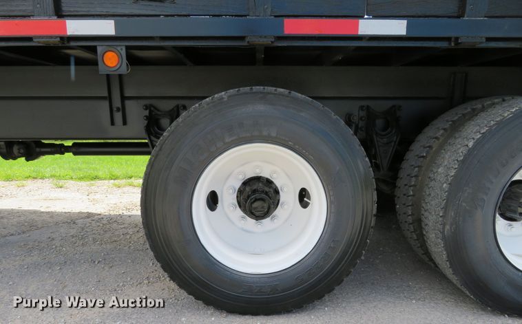 image for item DH1110 2001 International 4900  flatbed truck