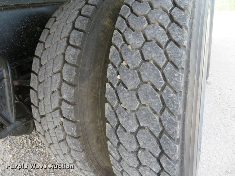 image for item DH1110 2001 International 4900  flatbed truck