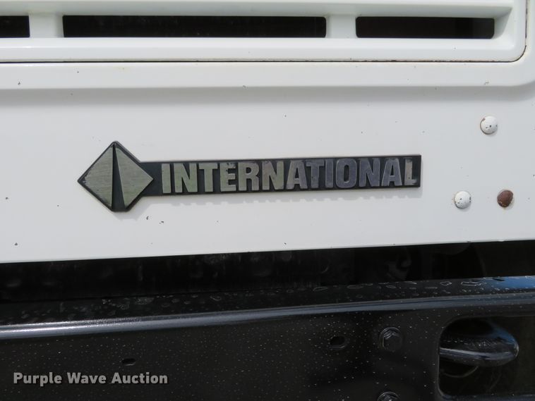 image for item DH1110 2001 International 4900  flatbed truck