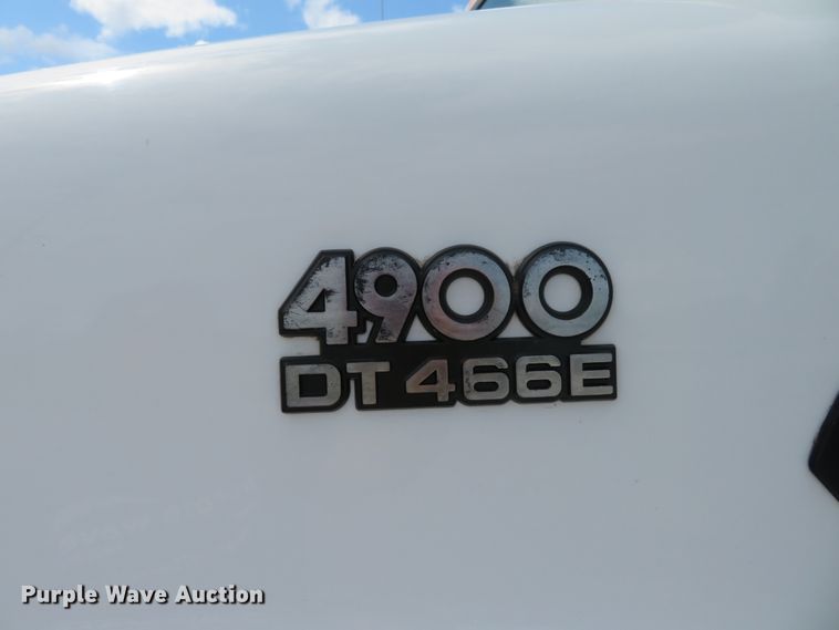 image for item DH1110 2001 International 4900  flatbed truck