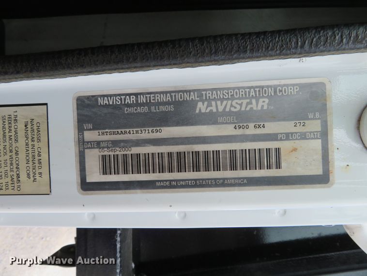 image for item DH1110 2001 International 4900  flatbed truck