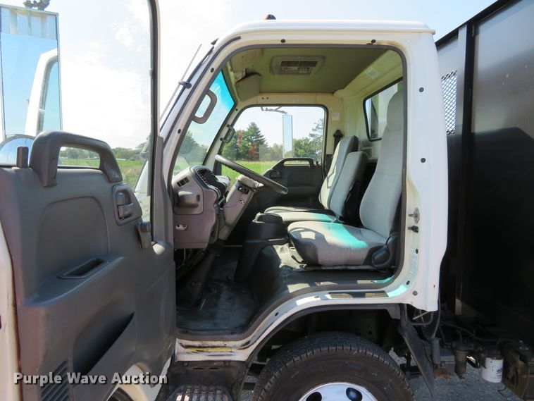 image for item DH1124 2003 Isuzu NPC7SC  flatbed truck