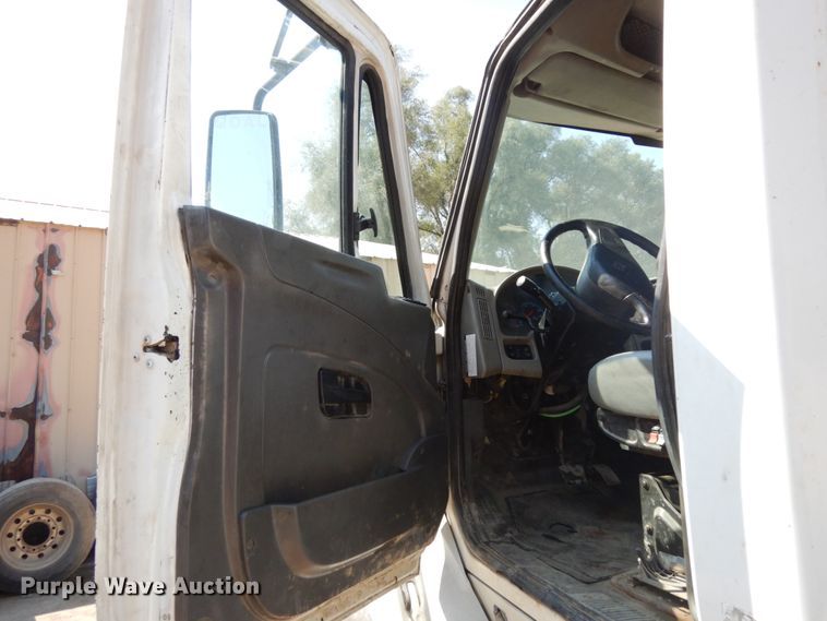 image for item DH6606 2011 International TranStar 8600  semi truck