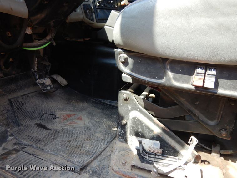 image for item DH6606 2011 International TranStar 8600  semi truck