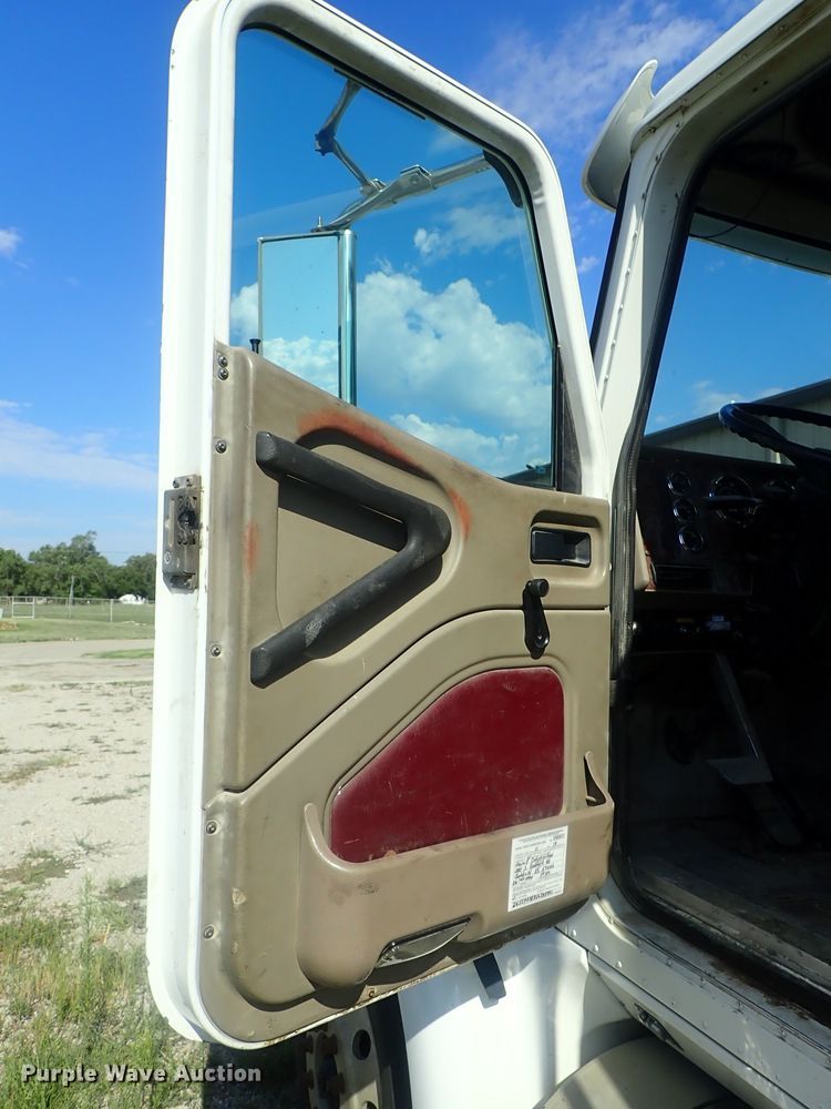 image for item DI4595 2006 International 9400i  semi truck