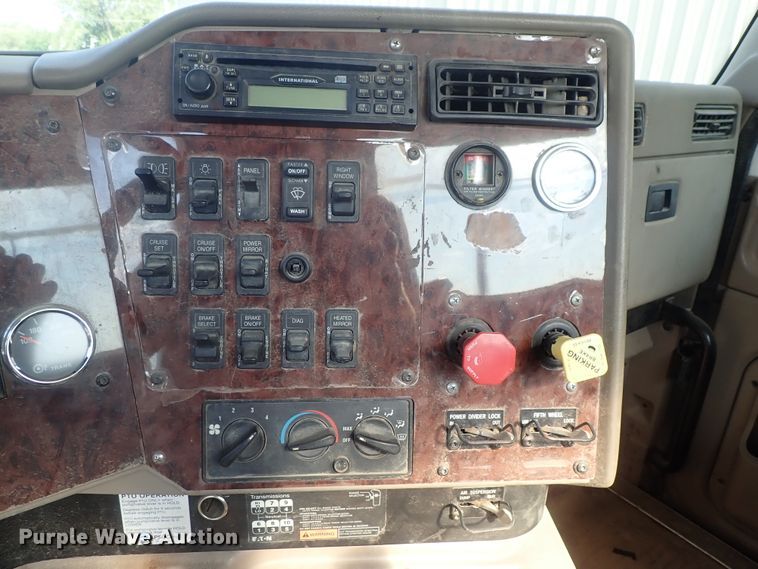 image for item DI4595 2006 International 9400i  semi truck