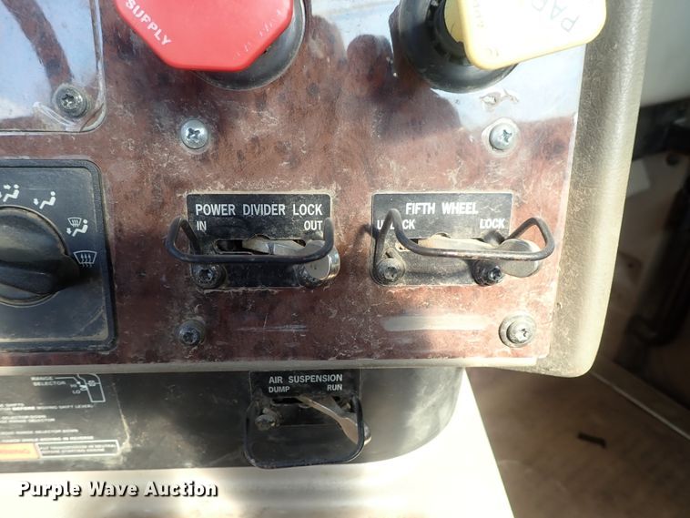 image for item DI4595 2006 International 9400i  semi truck