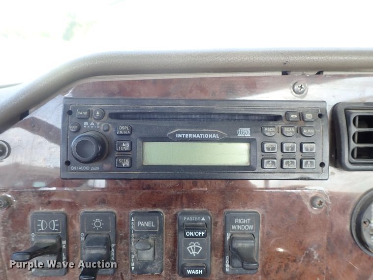 image for item DI4595 2006 International 9400i  semi truck