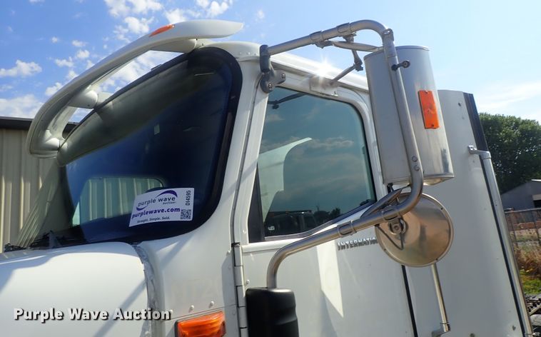 image for item DI4595 2006 International 9400i  semi truck