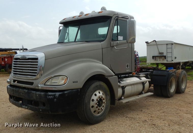 image for item DI5272 2007 Freightliner Columbia  semi truck