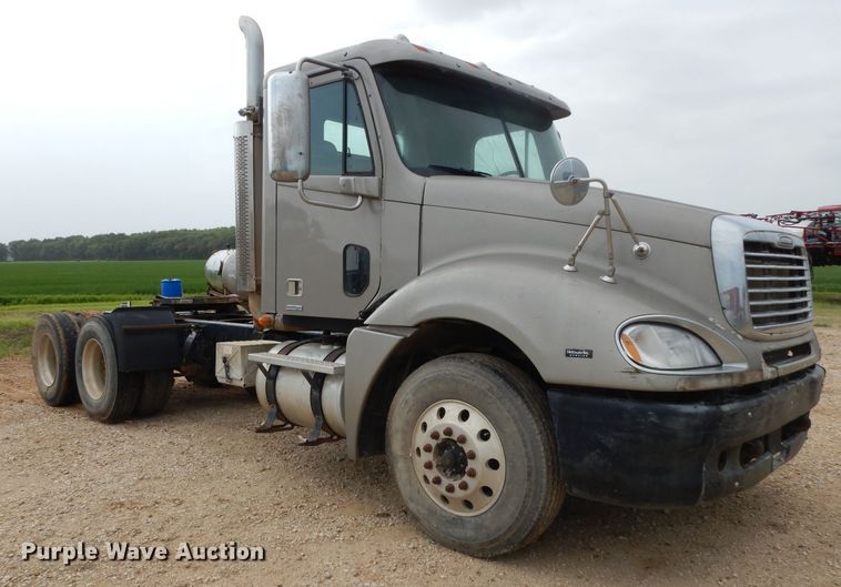 image for item DI5272 2007 Freightliner Columbia  semi truck