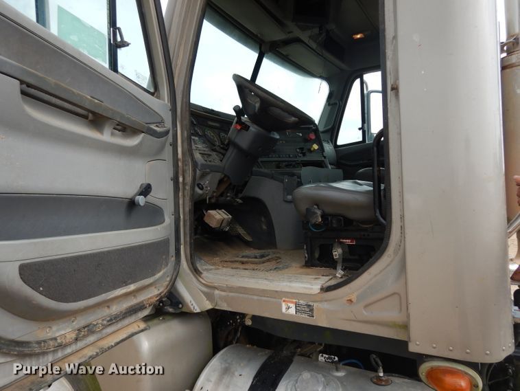 image for item DI5272 2007 Freightliner Columbia  semi truck