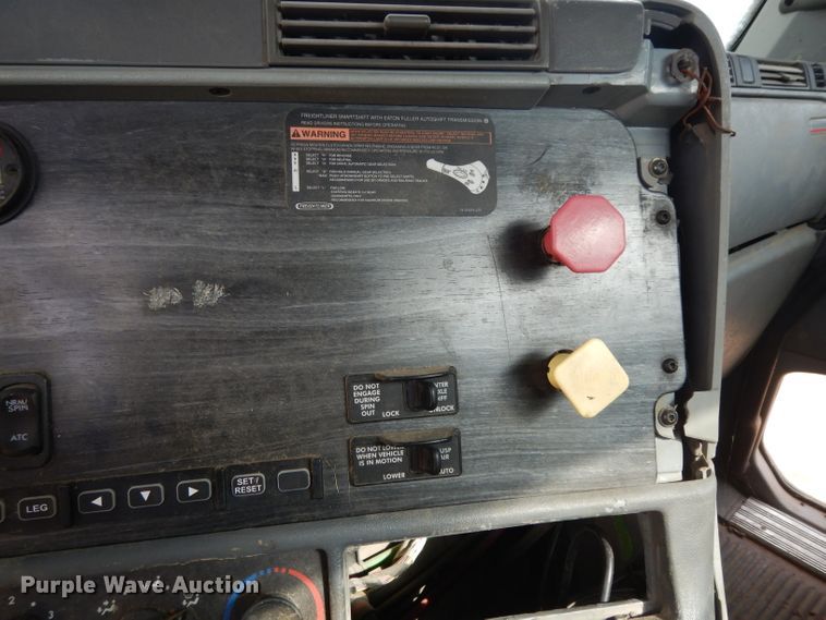 image for item DI5272 2007 Freightliner Columbia  semi truck