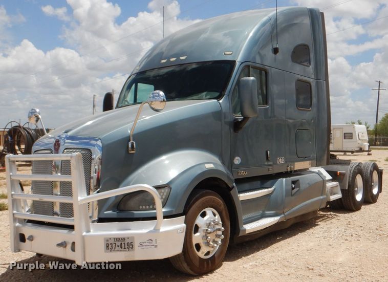 image for item DJ0750 2012 Kenworth T700  semi truck