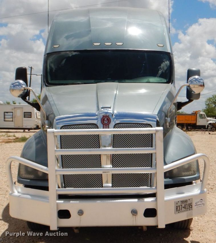 image for item DJ0750 2012 Kenworth T700  semi truck