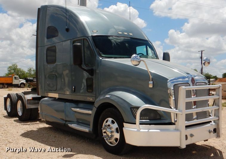 image for item DJ0750 2012 Kenworth T700  semi truck