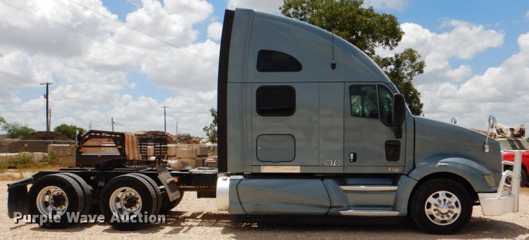 image for item DJ0750 2012 Kenworth T700  semi truck