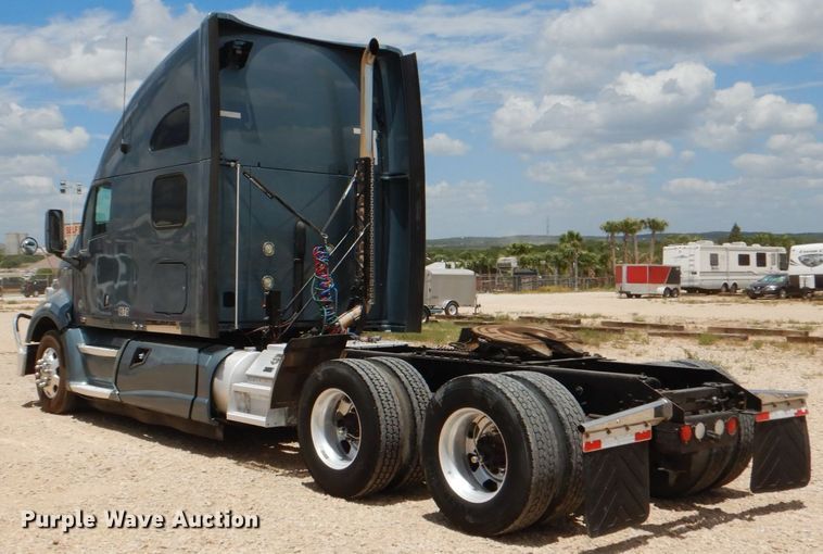 image for item DJ0750 2012 Kenworth T700  semi truck