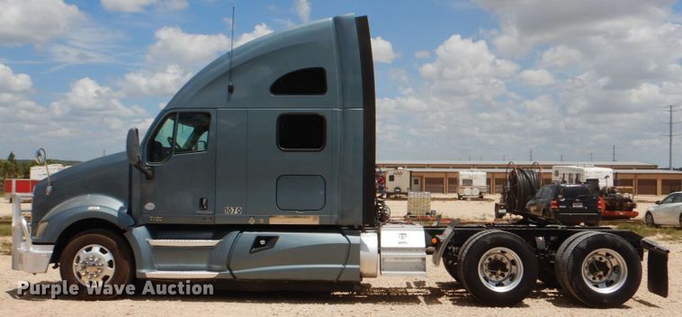 image for item DJ0750 2012 Kenworth T700  semi truck
