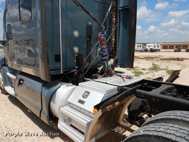 image for item DJ0750 2012 Kenworth T700  semi truck